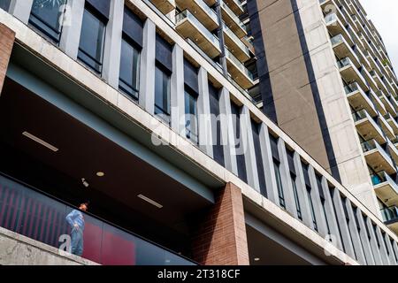 Bogota, Kolumbien - 6. Januar 2023: Wachwachen aus dem Außenflur eines Gebäudes im Viertel Chapinero Stockfoto