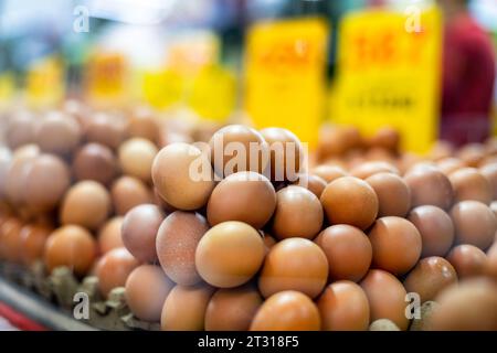 Braune Eier auf einem Markt gestapelt Stockfoto