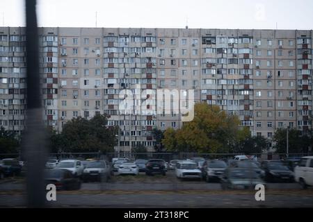 Odessa, Ukraine. Oktober 2023. Autos parkten morgens vor einem Wohnhaus. Quelle: Sebastian Gollnow/dpa/Alamy Live News Stockfoto