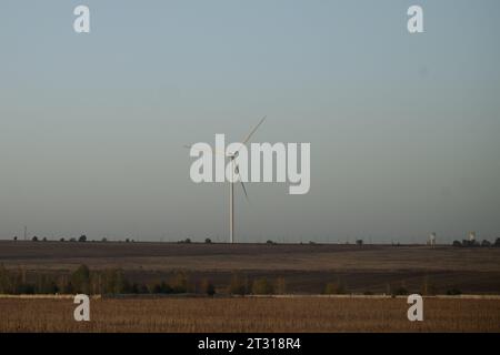 Odessa, Ukraine. Oktober 2023. Eine Windenergieanlage steht auf einem Feld. Quelle: Sebastian Gollnow/dpa/Alamy Live News Stockfoto