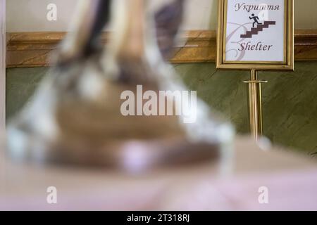 Odessa, Ukraine. Oktober 2023. Ein Schild im Treppenhaus eines Hotels zeigt den Weg zu einem Luftschutzbunker im Falle eines Luftschutzes. Quelle: Sebastian Gollnow/dpa/Alamy Live News Stockfoto