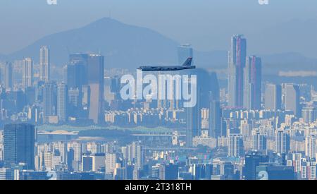 Seoul, Südkorea. Oktober 2023. Ein strategischer Bomber der US-Luftwaffe B-52H, der durch den Himmel südlich von Seoul fliegt. Südkorea, die Vereinigten Staaten und Japan veranstalteten am 22. Oktober in der Nähe der koreanischen Halbinsel zum ersten Mal eine gemeinsame Luftübung, sagte die Seoul Air Force, während trilateraler Bemühungen, die Sicherheitszusammenarbeit gegen nordkoreanische Bedrohungen zu verstärken. Quelle: SOPA Images Limited/Alamy Live News Stockfoto