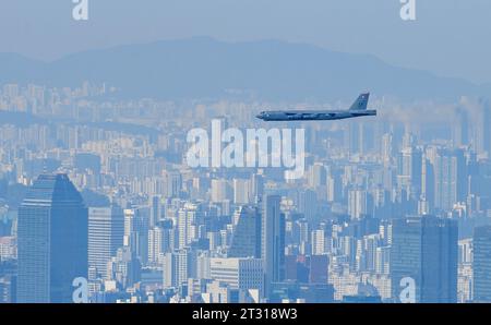 Seoul, Südkorea. Oktober 2023. Ein strategischer Bomber der US-Luftwaffe B-52H, der durch den Himmel südlich von Seoul fliegt. Südkorea, die Vereinigten Staaten und Japan veranstalteten am 22. Oktober in der Nähe der koreanischen Halbinsel zum ersten Mal eine gemeinsame Luftübung, sagte die Seoul Air Force, während trilateraler Bemühungen, die Sicherheitszusammenarbeit gegen nordkoreanische Bedrohungen zu verstärken. Quelle: SOPA Images Limited/Alamy Live News Stockfoto