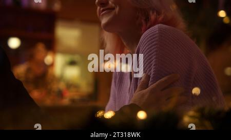 Glückliches, lächelndes Seniorenpaar, Mann und Frau sitzen im Restaurant bei einem Date. Archivmaterial. Fürsorgendes und liebevolles romantisches Erwachsenenpaar. Stockfoto