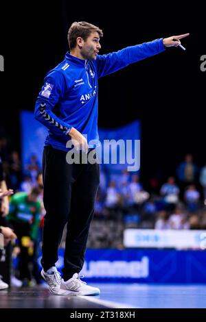 Stuttgart, Deutschland. Oktober 2023. Handball: 1. Bundesliga, Männer, Saison 2023/2024, TVB Stuttgart - SC Magdeburg, Porsche Arena. Stuttgarter Trainer Michael Schweikardt gibt Gesten. Quelle: Tom Weller/dpa/Alamy Live News Stockfoto