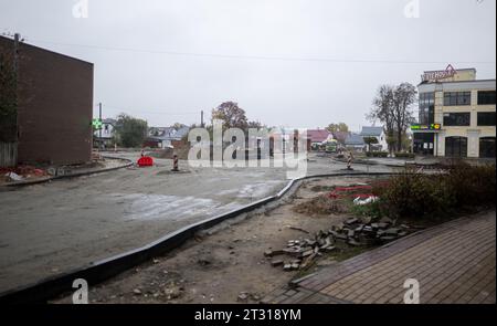 Irpin, Ukraine. Oktober 2023. Eine Straße, die durch den Angriff der russischen Armee im Frühjahr 2021 zerstört wurde, wird wieder aufgebaut. Die Stadt in der Nähe von Kiew wurde durch schwere Kämpfe teilweise zerstört. In der Zwischenzeit hat der Wiederaufbau Fortschritte gemacht. Quelle: Sebastian Gollnow/dpa/Alamy Live News Stockfoto