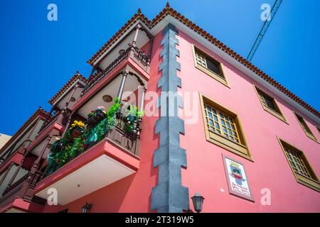 CANDELARIA, TENERIFFA, SPANIEN - 19. JULI 2023: Fragment der Fassade eines schönen Gebäudes in einer Einkaufsstraße einer kleinen Küstenstadt. Stockfoto