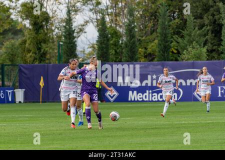 Florenz, Italien, 22. Oktober 2023: Karin Maria Lundin (22. Fiorentina) und Estelle Cascarino (20. Juventus) während des Serie A Women League Spiels zwischen Fiorentina Women und Juventus Women im Viola Park in Florenz, Italien. (/SPP) Credit: SPP Sport Press Photo. /Alamy Live News Stockfoto