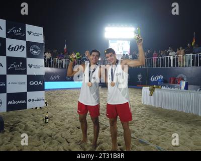 Die Zwillingsbrüder Bello Javier und Bello Joaquin aus England erreichten den dritten Platz bei der FIVB World Beach Pro Tour 2023 Goa Challenge, die vom 19. Bis 22. Oktober in Varca Beach in South Goa stattfand. Es war das erste Mal, dass Indien ein großes Beachvolleyballturnier ausrichtete. Stockfoto