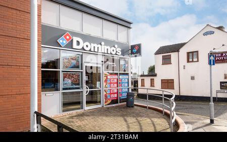 Newcastle-under-Lyme, Staffordshire-united Kingdom 14. oktober 2023die Fassade von Dominos Pizza Take away Stockfoto