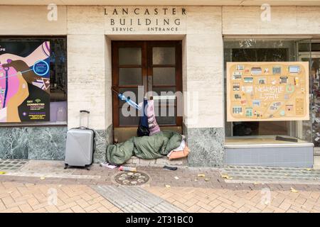 Newcastle-under-Lyme, Staffordshire-united Kingdom Oktober, 20, 2023 Obdachloser schläft an einem Herbsttag in der Marke unter einem Haufen Bettdecken Stockfoto