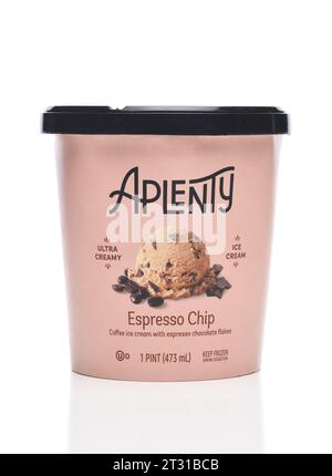 IRVINE, KALIFORNIEN - 21. OKT 2023: Ein Karton mit reichlich Espresso Chip Ultra Creamy Ice Cream. Stockfoto