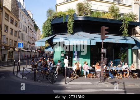 Das traditionelle französische Restaurant La Petite Louise. Es befindet sich in der Chateau dEau Straße im 10. Bezirk von Paris, Frankreich. Stockfoto
