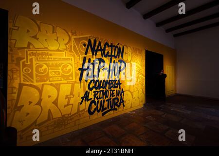 Bogota, Kolumbien - 8. Januar 2023: Wachmann signalisiert den Eingang zu einer Hip-Hop-Ausstellung im Nationalmuseum Stockfoto