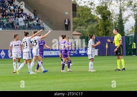 Florenz, Italien. Oktober 2023. Florenz, Italien, 22. Oktober 2023: Schiedsrichter beim Spiel der Serie A Women League zwischen Fiorentina Women und Juventus Women im Viola Park in Florenz, Italien. (Sara Esposito/SPP) Credit: SPP Sport Press Photo. /Alamy Live News Stockfoto