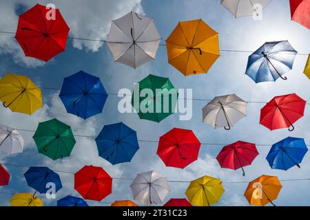 Bunte Regenschirme am Himmel Stockfoto