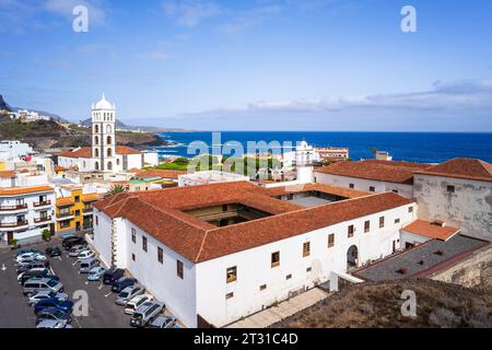 Blick von oben auf die kleine Stadt Garachico, das Kloster von San Francisco (Convento de San Francisco) und die Kirche Santa Ana (Iglesia de Santa Ana). Stockfoto