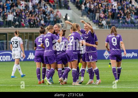 Florenz, Italien. Oktober 2023. Florenz, Italien, 22. Oktober 2023: Fiorentina feiert nach einem Treffer beim Spiel der Serie A Women League zwischen Fiorentina Women und Juventus Women im Viola Park in Florenz, Italien. (Sara Esposito/SPP) Credit: SPP Sport Press Photo. /Alamy Live News Stockfoto