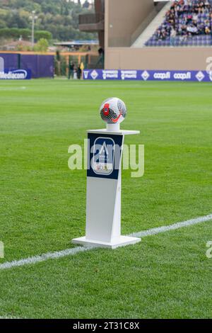 Florenz, Italien. Oktober 2023. Florenz, Italien, 22. Oktober 2023: Der offizielle Spielball wird während des Serie A Women League-Spiels zwischen Fiorentina Women und Juventus Women im Viola Park in Florenz, Italien, gezeigt. (Sara Esposito/SPP) Credit: SPP Sport Press Photo. /Alamy Live News Stockfoto