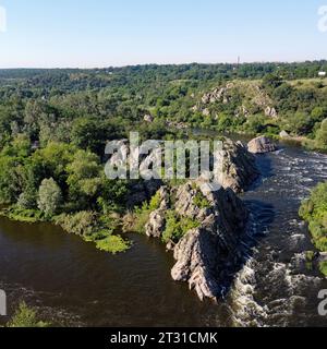 Eine Biegung des Southern Bug River namens Integral aus der Vogelperspektive. Ein malerischer Fluss inmitten des felsigen Geländes. Stockfoto