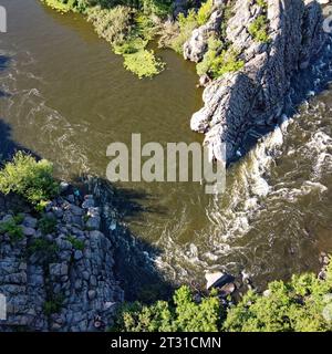 Eine Biegung des Southern Bug River namens Integral aus der Vogelperspektive. Ein malerischer Fluss inmitten des felsigen Geländes. Stockfoto