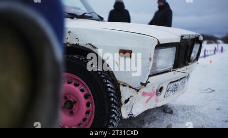 Alte Autos auf der Winterstrecke zu fahren. Clip. Beginnen Sie mit alten Autos auf der Winterstraße. Alte Autos starten im Winter Stockfoto