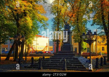 Das Denkmal für den genialen Schriftsteller Nikolai Gogol befindet sich in der Stadt Nischyn, Region Tschernigow, auf der Hauptallee auf dem Gogol-Platz im Stadtzentrum Stockfoto