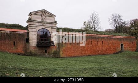 Altes Lubliner Tor (Brama Lubelska) der Festung in Zamosc, Polen. Alte Befestigungsmauer aus Ziegelstein. Stockfoto