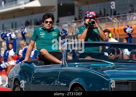 Austin, Usa. Oktober 2023. Der kanadische Formel-1-Fahrer Lance Walk of Aston Martin und der spanische Formel-1-Pilot Fernando Alonso von Aston Martin nehmen am Sonntag, den 22. Oktober 2023, auf dem Circuit of the Americas in Austin, Texas, an der Fahrerparade vor dem Formel-1-Grand-Prix der USA Teil. Foto: Greg Nash/UPI Credit: UPI/Alamy Live News Stockfoto