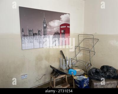 Eine allgemeine Ansicht von Überschwemmungsschäden in einem Haus auf der Tapton Terrace in Chesterfield, Derbyshire. Nach dem Sturm Babet wurden in England weitere Hochwasserwarnungen ausgegeben, da Häuser evakuiert und der Zugverkehr unterbrochen wurde. Um den Fluss Idle in der Nähe von Retford in Nottinghamshire gibt es zwei Hochwasserwarnungen, was die Gefahr von Tod oder schweren Verletzungen bedeutet, da die Wasserstände weiter steigen. Bilddatum: Sonntag, 22. Oktober 2023. Stockfoto