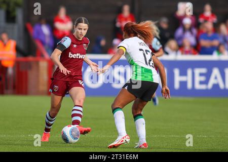 London, Großbritannien. Oktober 2023. London, England, 21. Oktober 2023: Anouk Denton (18 West Ham United) verteidigt den Ball während des FA Women's Super League-Spiels zwischen West Ham United und Liverpool im Chigwell Construction Stadium in London (Alexander Canillas/SPP). /Alamy Live News Stockfoto