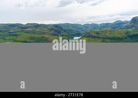 Bergen, Norwegen. Juli 2023. Der majestätische Mount Ulriken in der Nähe von Bergen, Norwegen, mit seinen steilen, felsigen Hängen und grünen Flecken. Blick aus der Vogelperspektive über die norwegische Landschaft *** der majestätische Berg Ulriken in der Nähe von Bergen, Norwegen, mit seinen steilen, felsigen Hängen und grünen Flecken. Luftaufnahme blick über norwegische Landschaft Credit: Imago/Alamy Live News Stockfoto