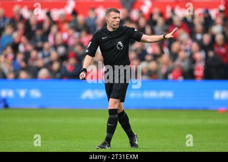 Nottingham, Großbritannien. Oktober 2023. Schiedsrichter Sam Barrott während des Premier League-Spiels zwischen Nottingham Forest und Luton Town auf dem City Ground, Nottingham, am Samstag, den 21. Oktober 2023. (Foto: Jon Hobley/MI News/NurPhoto) Credit: NurPhoto SRL/Alamy Live News Stockfoto