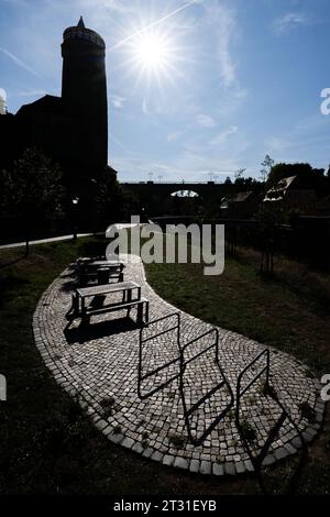 02.10.2023, Deutschland, Sachsen, Bautzen: Blick auf die Wasserkunst im Gegenlicht der Herbstsonne. Das imposante Bauwerk prägt die bekannte Altstadt-Silhouette der über 1000-jährige Stadt Bautzen. *** 02 10 2023, Deutschland, Sachsen, Bautzen Blick auf die Wasserkunst im Hintergrund der Herbstsonne die imposante Struktur prägt die bekannte Altstadtsilhouette der über 1000 Jahre alten Stadt Bautzen Credit: Imago/Alamy Live News Stockfoto