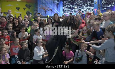 Serbien, Belgrad - 20. Juni 2023: Zirkusshow mit Schlange. Clip. Unterhaltungsprogramm für Kinder mit Zirkuskünstlern und Schlangen. Der Mensch gibt Python Stockfoto