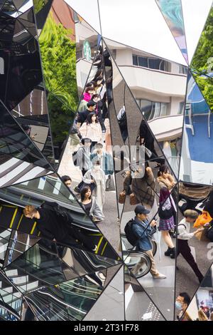 Tokio, Japan - 08. April 2023: Spiegeleingang der Tokyu Plaza Omotesando Harajuku mit nicht identifizierten Personen. Es ist ein besonders beliebter Shoppin Stockfoto