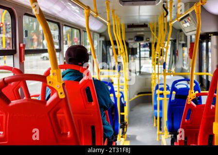 Bogota, Kolumbien - 7. Januar 2023: Mann reist alleine in einem Bus in der kolumbianischen Hauptstadt Stockfoto
