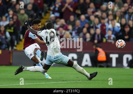 Birmingham, Großbritannien. Oktober 2023. Ollie Watkins von Aston Villa erzielt seinen Teams das 3. Tor. Premier League Spiel, Aston Villa gegen West Ham Utd im Villa Park in Birmingham am Sonntag, den 22. Oktober 2023. Dieses Bild darf nur für redaktionelle Zwecke verwendet werden. Nur redaktionelle Verwendung, Bild von Andrew Orchard/Andrew Orchard Sportfotografie/Alamy Live News Credit: Andrew Orchard Sportfotografie/Alamy Live News Stockfoto