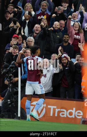 Birmingham, Großbritannien. Oktober 2023. Ollie Watkins von Aston Villa (11) feiert, nachdem er seinem Team das 3. Tor erzielt hat. Premier League Spiel, Aston Villa gegen West Ham Utd im Villa Park in Birmingham am Sonntag, den 22. Oktober 2023. Dieses Bild darf nur für redaktionelle Zwecke verwendet werden. Nur redaktionelle Verwendung, Bild von Andrew Orchard/Andrew Orchard Sportfotografie/Alamy Live News Credit: Andrew Orchard Sportfotografie/Alamy Live News Stockfoto