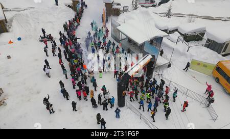 Top-Ansicht des Wintermarathons. Clip. Eine Menge von Läufern im Winter. Beginn des Wintermarathons im Waldteil Stockfoto