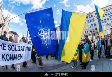 München, Bayern, Deutschland. Oktober 2023. Die deutsche Ukrainiana hält in München die Fahnen der NATO und der Ukraine zusammen. Verbunden mit einer Spendenaktion für humanitäre Hilfe und Hilfe für die Verteidiger, hielten die Ukrainer in München eine Demo ab, um Deutschland für die Unterstützung zu danken, während ihr Land jetzt den dritten Winter des jüngsten Krieges mit Russland antritt. Die Ukrainer plädierten dafür, ihren Krieg nicht zu vergessen, während die Welt ihren Fokus auf den Konflikt zwischen Israel und Hamas in Gaza richtet. (Kreditbild: © Sachelle Babbar/ZUMA Press Wire) NUR REDAKTIONELLE VERWENDUNG! Nicht für kommerzielle ZWECKE! Stockfoto