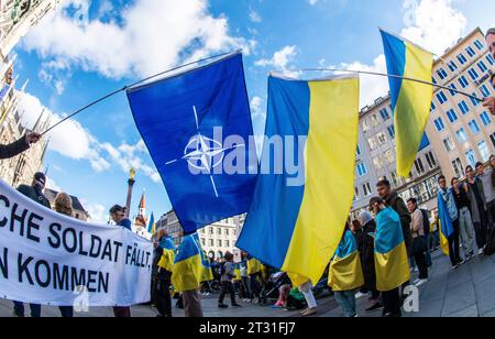 München, Bayern, Deutschland. Oktober 2023. Die deutsche Ukrainiana hält in München die Fahnen der NATO und der Ukraine zusammen. Verbunden mit einer Spendenaktion für humanitäre Hilfe und Hilfe für die Verteidiger, hielten die Ukrainer in München eine Demo ab, um Deutschland für die Unterstützung zu danken, während ihr Land jetzt den dritten Winter des jüngsten Krieges mit Russland antritt. Die Ukrainer plädierten dafür, ihren Krieg nicht zu vergessen, während die Welt ihren Fokus auf den Konflikt zwischen Israel und Hamas in Gaza richtet. (Kreditbild: © Sachelle Babbar/ZUMA Press Wire) NUR REDAKTIONELLE VERWENDUNG! Nicht für kommerzielle ZWECKE! Stockfoto