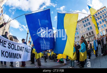 München, Bayern, Deutschland. Oktober 2023. Die deutsche Ukrainiana hält in München die Fahnen der NATO und der Ukraine zusammen. Verbunden mit einer Spendenaktion für humanitäre Hilfe und Hilfe für die Verteidiger, hielten die Ukrainer in München eine Demo ab, um Deutschland für die Unterstützung zu danken, während ihr Land jetzt den dritten Winter des jüngsten Krieges mit Russland antritt. Die Ukrainer plädierten dafür, ihren Krieg nicht zu vergessen, während die Welt ihren Fokus auf den Konflikt zwischen Israel und Hamas in Gaza richtet. (Kreditbild: © Sachelle Babbar/ZUMA Press Wire) NUR REDAKTIONELLE VERWENDUNG! Nicht für kommerzielle ZWECKE! Stockfoto