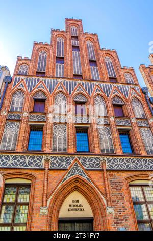 Kopernikus Haus Fassade Torun Polen. 1453 wurde Nicolaus Kopernicus geboren, ein Wissenschaftler, der das Sonnenzentrum des Sonnensystems entdeckte. Stockfoto