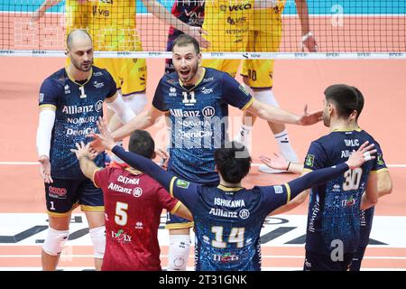 Modena, Italien. Oktober 2023. Allianz Milano während Valsa Group Modena vs Allianz Milano, Volleyball Italian Serie A Men Superliga Match in Modena, Italien, 22. Oktober 2023 Credit: Independent Photo Agency/Alamy Live News Stockfoto