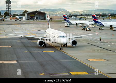 Bogota, Kolumbien - 23. Januar 2023: Airbus 320 von Latam kommt am Flughafen El Dorado an Stockfoto