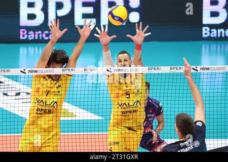 Modena, Italien. Oktober 2023. Modena Volley Defense während der Valsa Group Modena vs Allianz Milano, Volleyball Italian Serie A Men Superliga Match in Modena, Italien, 22. Oktober 2023 Credit: Independent Photo Agency/Alamy Live News Stockfoto