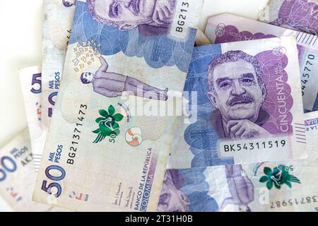 Banknoten von 50 000 kolumbianischen Pesos auf weißem Hintergrund Stockfoto