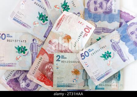 Makronaht kolumbianischer Pesos unterschiedlicher Werte Stockfoto