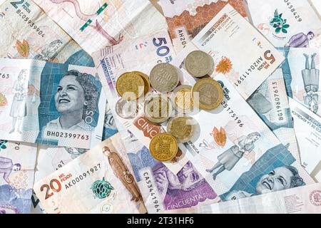 Kolumbianische Pesos-Münzen auf Scheinen unterschiedlicher Stückelung Stockfoto
